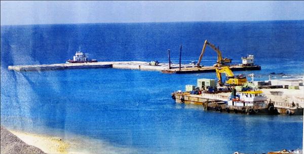我國在南沙太平島的碼頭擴建工程持續進行中，立委林郁方公布今年二月底，碼頭工程施工的最新照片，顯示從海岸到碼頭的聯絡道已大致完成，整體工程預定年底完工。（林郁方國會辦公室提供）