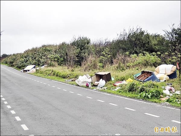 大園濱海自行車道被濫倒沙發、床墊大型家具等垃圾。（記者邱奕統攝）