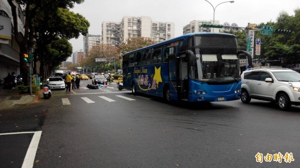 北市民生東路與龍江路口今天上午1名26歲騎士行車未注意魂斷大客車輪下。（記者陳恩惠攝）