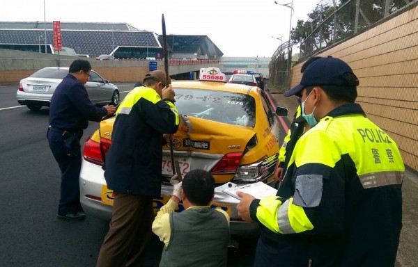 旅客趕飛機搭乘車輛出車禍，機場近在咫尺卻因行李卡在後行李廂無法離開，最後在警方全力打搶救之下，讓旅客在關櫃前抵達機場。（記者姚介修翻攝）