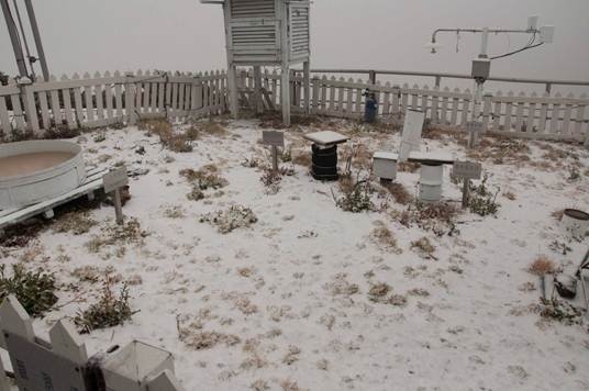 鋒面報到，氣象局北峰氣象站下起短暫冰霰和雨夾雪。（資料照，圖由氣象局提供）