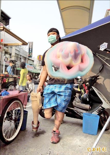 郭俊良示範當時脫下義肢，求情顧客不要攔腰殺價一半的場景，令人心酸。（記者黃良傑攝）