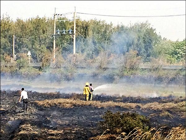 昨中午一場雜草火警，煙霧瀰漫，一度遮蔽台82號快速道路東石路段，造成6車追、擦撞意外。（圖由嘉義縣議員姜梅紅提供）