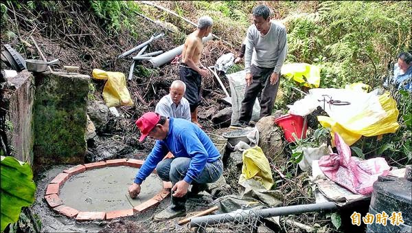 梅山鄉安靖村樟普寮居民，合力重建水源頭蓄水池。（記者余雪蘭攝）