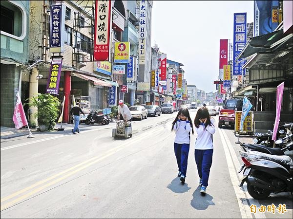 水里民生路進行雨水下水道工程，由於包商切割道路發出巨大噪音，路過民眾都要掩耳快速通過。（記者劉濱銓攝）