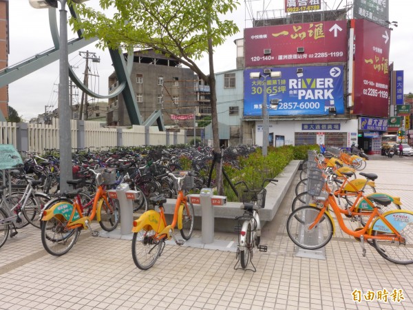 YouBike前30分鐘的免費優惠，上路已經2年多，台北市交通局表示，將於明日說明未來的費用調整方案。（資料照，記者李雅雯攝）