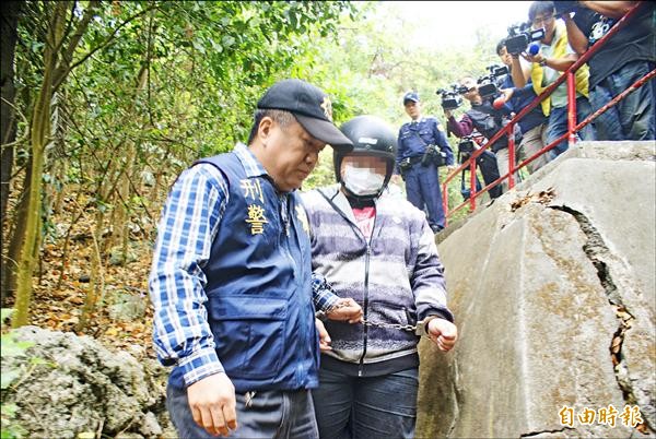 高雄柴山前天下午驚傳女大生遭焚屍案，警方帶著黃姓嫌犯重返棄屍現場調查。（記者黃佳琳攝）