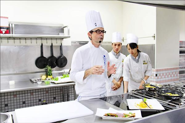 法國藍帶廚藝學院曾於2013年來台舉辦提供高額獎學金的「Gourmet TAIWAN 藍帶學院圓夢計畫」，由法國主廚親自示範甜點。 （資料照，高雄餐旅大學提供）