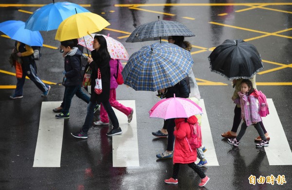 春雨綿綿，11日台北地區濕濕冷冷，中央氣象局表示，13日週五才會逐漸回溫。（記者張嘉明攝）