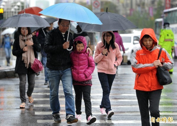 明日依然是濕冷的天氣，各地降雨機率偏高，請民眾出門一定要攜帶雨具。（資料照，記者廖振輝攝）