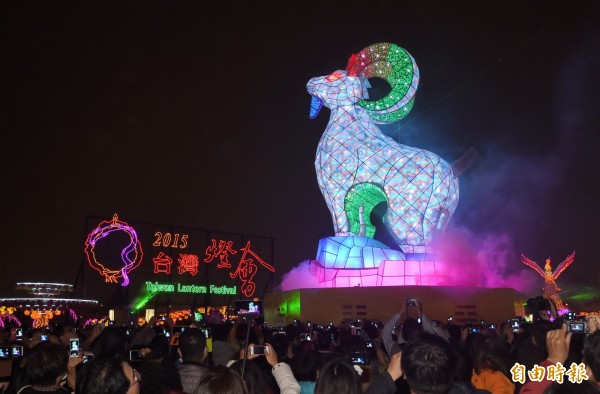 台灣燈會烏日燈區美食區爆發攤商暴力衝突，圖為燈會夜景。（資料照，記者廖耀東攝）