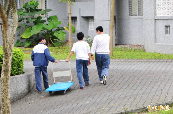 慈大附中學生目前全校都進行消毒、師生帶口罩以免傳染。（記者花孟璟攝）