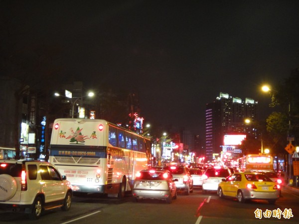 公車拋錨加捷運施工，板橋文化路滿江紅。（記者吳仁捷攝）