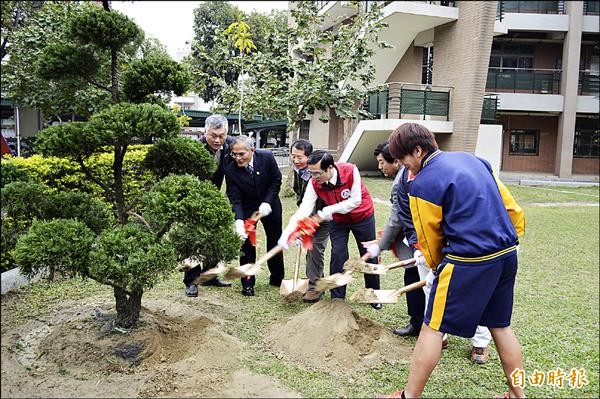 植樹節前夕，北門農工師生、校友會與家長會一同栽種羅漢松和龍柏。（記者劉婉君攝）