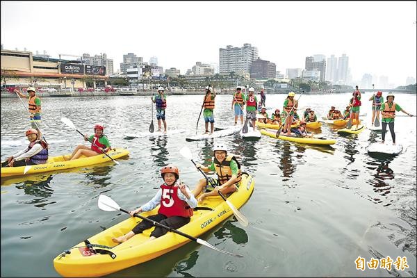 風行國外的獨木舟和立式划槳已搬到愛河「舟遊愛河」，週六日起到三月底，將推出一連串水上活動。（記者張忠義攝）