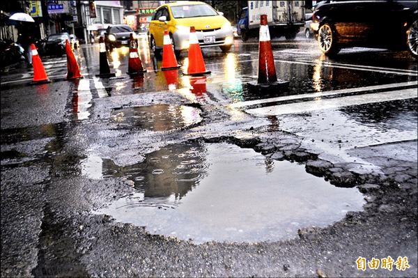 不堪雨擊市區道路現坑洞 地方 自由時報電子報