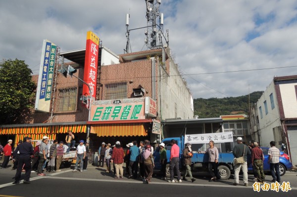 新園里民抗議設基地台，屋主已聯絡電信業者同意拆除。（記者張存薇攝）