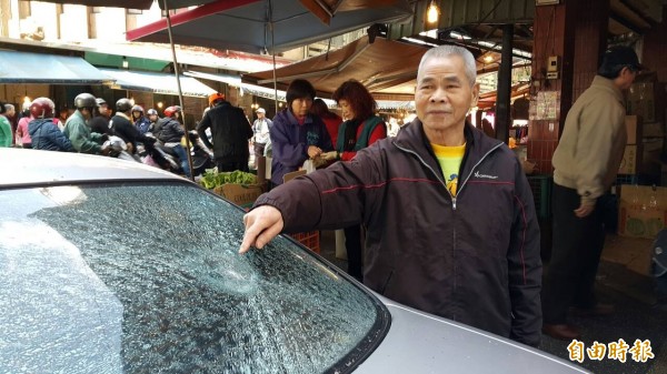 基隆林姓駕駛的小客車擋風玻璃被剝落磁磚砸破。（記者盧賢秀攝）