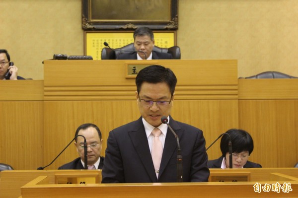 彰化縣議會今天進行最後一天臨時會議程，縣長魏明谷上台完成施政報告，卻被「自家人」的民進黨籍議員輪番砲轟施政內容失信於民。（記者張聰秋攝）