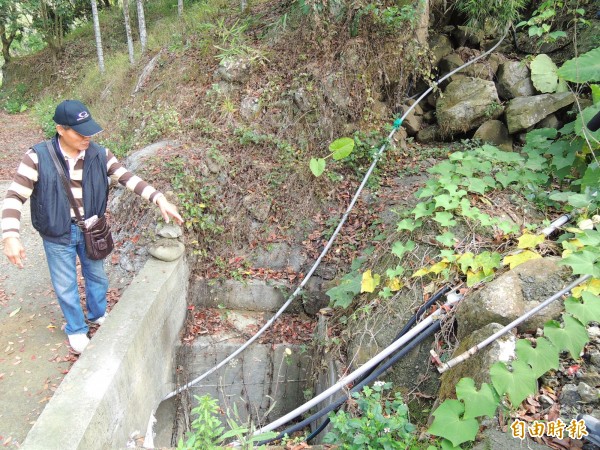 久旱不雨，國姓鄉乾溝村山區的山泉水早已枯竭乾涸，近300位居民已經斷水5個月。（記者佟振國攝）