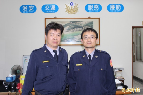 台南學甲派出所長王啟仁（右）和警員吳志鵬（左）透過網路婉君力量，阻止女網友意圖輕生。（記者楊金城攝）