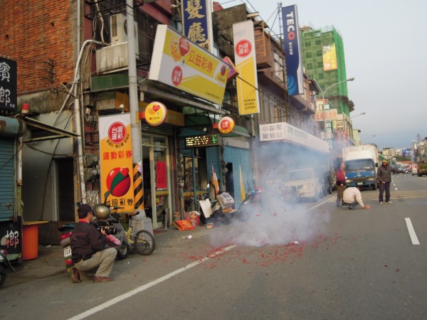 苗栗頭份「來就發」彩券行，刮出2600萬超級紅包萬頭獎，店家放鞭炮慶祝。（記者鄭鴻達攝）