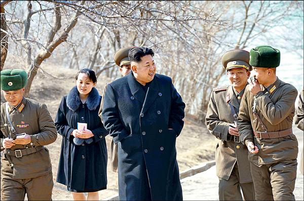 北韓最高領導人金正恩（圖中）日前在東部海岸前線視察的新聞時，胞妹金與正（左二）也陪同視察。（法新社）