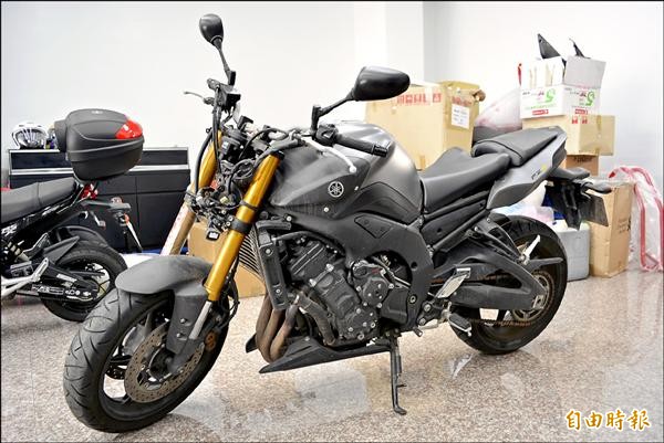 曾姓民眾的YAMAHA FZ-8重型機車停在機車行待修，車頭燈已被歹徒拆走。（記者湯世名攝）