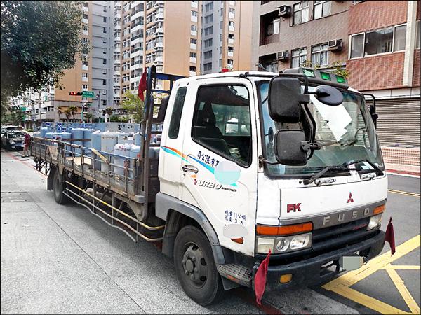 胡男仗著大卡車駕駛座很高，警察不會爬上來查他酒駕。（記者姜翔翻攝）