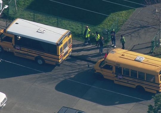 美國西雅圖一所小學校車在放學準備接送學童時遭到槍擊，當局封鎖校園並搜索嫌疑人，無人受傷。不過後來警方說明，原來校車只是被BB彈打到。（圖片擷取自KING5新聞網站）
