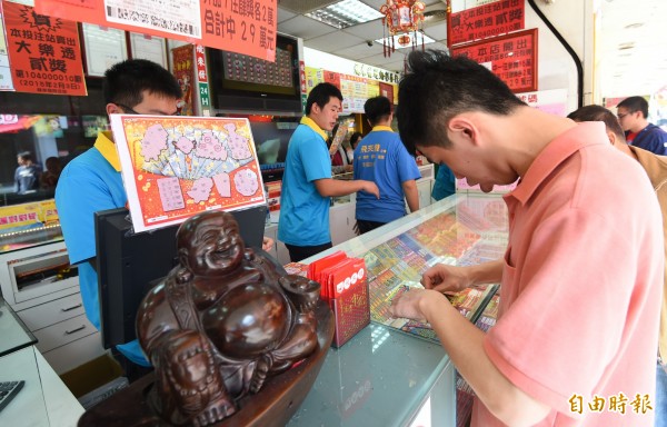 台彩公司表示，刮出2600萬元頭獎的彩券經銷商分別是台北市信義區「金順發行」、苗栗縣頭份鎮「來就發商行」，中獎人皆已經完成領獎。（本報資料照）