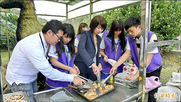 校長體驗做披薩。（記者林欣漢攝）