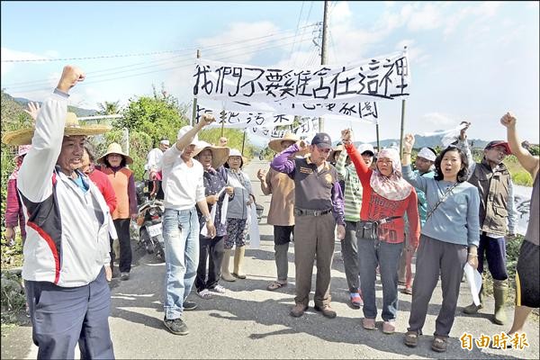 新園居民拉白布條反對在住家附近設蛋雞場，質疑將影響社區環境、造成空氣污染，甚至引發禽流感；農業處表示，業者合法申請，會請其與地方多溝通。（記者張存薇攝）