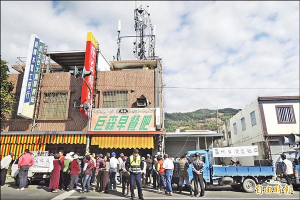 社區罹癌率增高，新園里民怒吼要將手機基地台趕出社區，屋主已同意拆除。（記者張存薇攝）