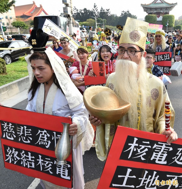 民眾扮成土地公、土地婆等神明，希望眾神守護台灣。（記者廖振輝攝）