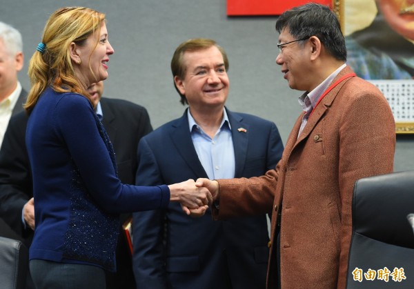 美國眾議院外交委員會主席Ed Royce（中）夫婦14日率團拜會台北市長柯文哲（右）。（記者張嘉明攝）