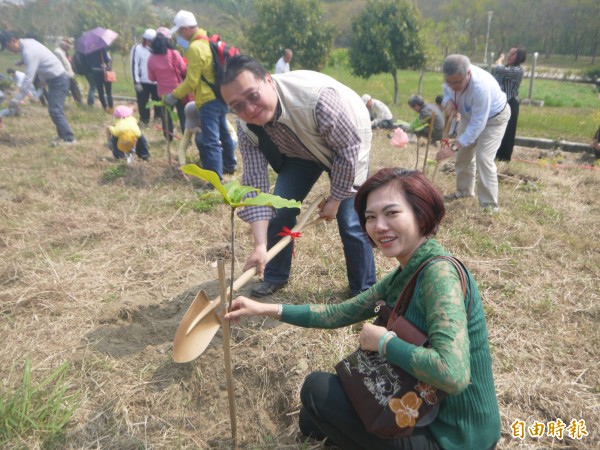 全國近4百名攜家帶眷，於高雄都會公園擔任「一個律師 種一棵樹」世界森林日志工。（記者黃旭磊翻攝）