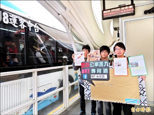 學生發動連署，並到BRT車站宣傳反對公車進入BRT專用道。（記者張菁雅攝）