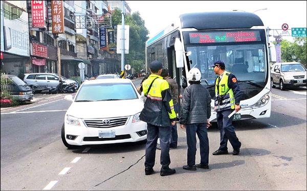 一部BRT14日中午在龍井區路段與自小客發生擦撞。（記者俞泊霖翻攝）