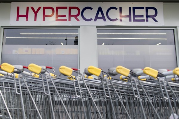 在歷經2個多月的整修後，商店決定保留原名「Hyper Cacher」，重新招募新員工，並在今天重新開幕。（法新社）
