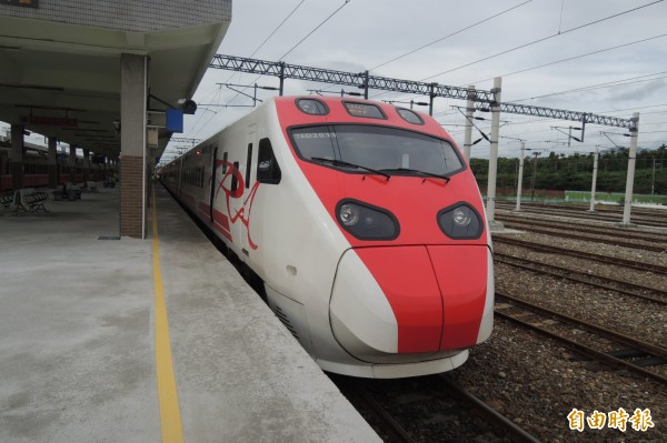 台東縣首度推出普悠瑪清明節返鄉專車，廿一日下午三時起在縣府大禮堂開始售票。（記者張存薇攝）