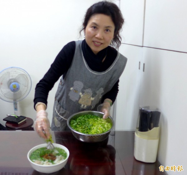 張藝馨表示，店內專賣各式客家美食，堅持使用純米製作的粄條，俗稱為粄條靈魂的油蔥，也是店內自己爆香。（記者王駿杰攝）