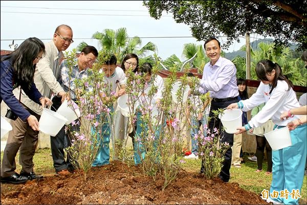 新北市長朱立倫前往石碇高中，參加植樹節「烏來杜鵑復育」活動。（記者張安蕎攝）