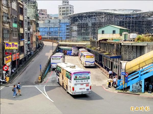 ▲國道客運是基隆人往返台北相當倚重的大眾交通運輸工具。（記者林欣漢攝）