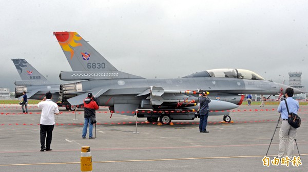 圖為駐防花蓮的空軍四０一聯隊戰機。（資料照，記者張嘉明攝）