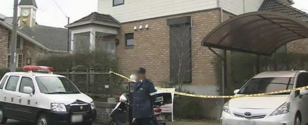 日本警方在事發現場調查，婦人企圖勒死丈夫的案件。（圖取自xanthous.jp）