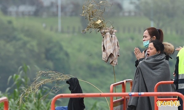 復興航空GE235班機空難發生至今已經過1個多月，共造成43人罹難、15人受傷，迄今還有多少人記得？罹難者家屬今日上午泣訴，「要不是復航董座違規超車上了新聞，大家好像都忘了復航空難」。（資料照，記者張嘉明攝）