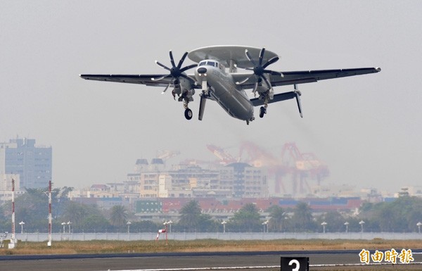 前空軍少校郝志雄將空軍E-2K空中預警機等軍事機密給中國，合議庭依洩漏軍事機密等罪重判郝20年徒刑確定。圖為空中預警機。（資料照）