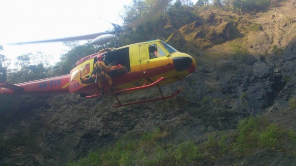 南投縣仁愛鄉奧萬大清水溪山區發生男子打獵不慎失足墜落山谷意外，今天上午空勤直升機前往救援。（圖：南投縣消防局提供）