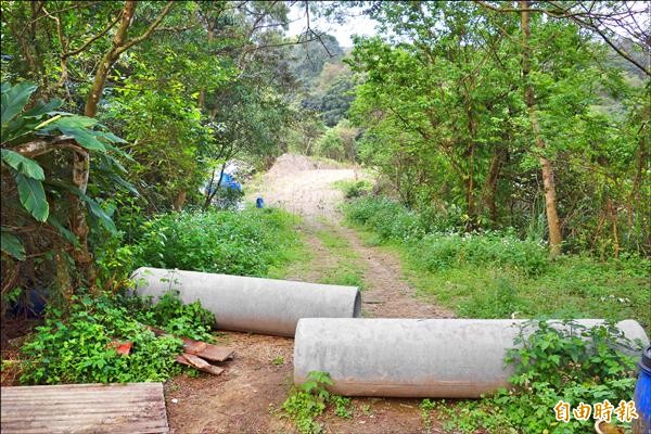 台北市內湖區大湖街保護區，傳出區公所包庇地主開發土地，還挪用公款私自開闢聯外道路。（記者姜翔攝）